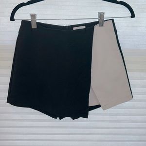 Small, black and white Superdown skort